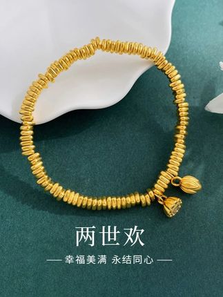 老庙 硬金两世欢三角形珠盘缠手串 💖“两世欢”黄金手链来啦~✨✨一颗颗圆润金珠串起,搭配精致莲花莲蓬吊坠,超美der~🥰戴上它,仿佛能拥有幸福美满的两世情缘,和所爱之人永结同心~💝💝愿这份美好一直围绕着你,幸运常伴~🌟🌟🌟 #两世欢手串手镯 #盘缠手串推荐 #足金999 #买黄金的好处 #两世欢