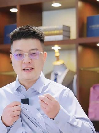 大肚子衬衫 专为腹型丰满男士匠心打造,立体剪裁于腰腹处释放4-6公分余量,巧妙收敛肚腩的同时保持肩袖版型挺括。采用会呼吸的竹纤维面料,垂顺透气不粘肤,让商务出行与休闲聚会皆显从容体面。让挺括轮廓与舒适体验兼得。轻松驾驭每一个需要体面的场合。#男装#品牌#衬衫#男士衬衫#罗蒙#宽松舒适#品质衬衫#品质男装#衬衫推荐#商务休闲#立挺有型#中老年男装#男装#品牌#衬衫#男士衬衫#罗蒙#宽松舒#品质衬衫#品质男装#衬衫推荐#商务休闲#立挺有型#中老年男装#短袖衬衫#大肚子#上班穿#夏季#春天季#透气舒适#吸汗#竹纤维面料#立挺#透气#春款
