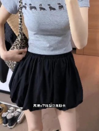 天啊!老婆们!这条裤子太可爱了叭!她真的很仙艾!是这种裤裙的设计,而且前面是这种抽褶的,前面是看不到一点裤子的样子的,怎么高抬腿都没事!超级可爱,而且它还是这种花苞裤裙的设计,转个圈感觉要飞起来了一样,面料是这种很轻薄的,夏天穿超级舒服,好显腿长吖!而且它的版型超级好,不显三角区,也不显屁屁大,超级可爱的一裙子吖!仙气飘飘真的好绝~老婆们赶快试试叭~ #开春搭配  #短裙  #云朵裙