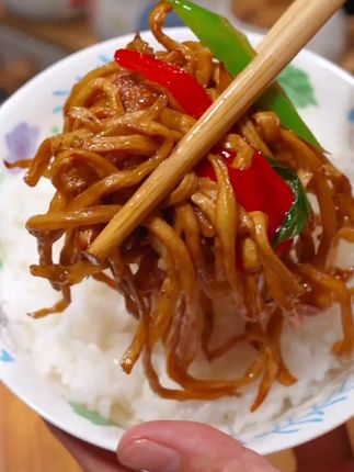 就这个木瓜丝炒肉,我能干掉3碗米饭,香辣入味,嘎嘣脆,真的是下饭菜的扛霸子,喜欢的你也试试#妈呀太香了
