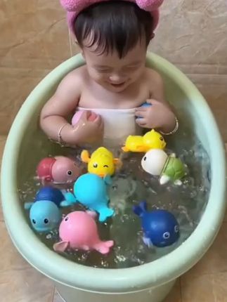 每次洗澡都哭闹爸爸给安排了几只小伙伴好开心为什么我小时候没有 #洗澡玩具 哄娃神器