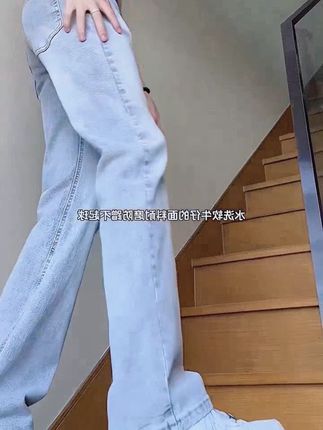 嘿,潮流达人们!春夏季必备的美式烟灰色弹力牛仔裤来啦!hiphop风格满满,直筒窄版设计超显瘦,还带有微微的喇裤造型,简直酷到没朋友!弹力十足,穿着舒适又自在。兄弟们,赶紧入手一条,成为街头最靓的仔!#牛仔裤男 #春夏季穿搭 #hiphop潮流 #直筒裤 #显瘦穿搭
