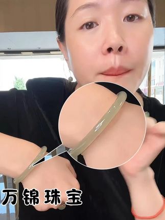 ✨姐妹们这只手镯是君君心头爱,是圆条子的,细细的很精致,料子也很冰#万锦珠宝 #和田玉 #珠宝玉石 #手镯
