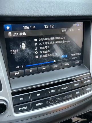 爱干净的车主,车里可以备一个小毛刷,材质柔软不伤车漆和内饰,角落缝隙轻松清理 #汽车用品 #汽车好物 #汽车内饰清洁刷 #好物推荐🔥