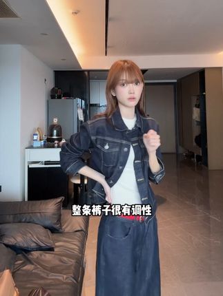 淘稚气丹宁蓝牛仔裤女款爆款2025新款深蓝色微喇阔腿裤子 #时尚穿搭 #气质穿搭 #阔腿牛仔裤 #微喇裤显腿长 #显高显瘦穿搭