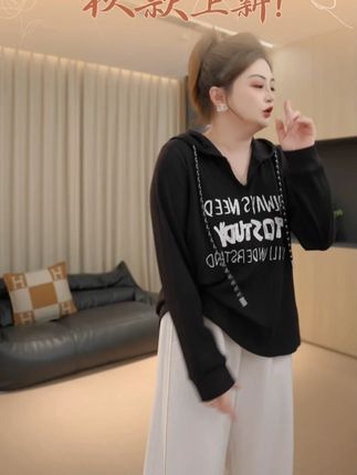 #女装穿搭#穿搭#女装#大码女装#大码胖佳佳【胖佳佳】慵懒特调 长袖连帽T恤秋季百搭印花针织上衣