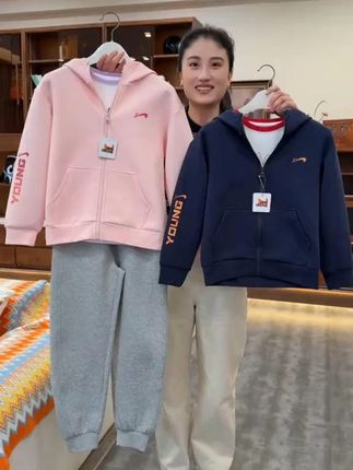 立秋天气还真是冷了,这种连帽套装一定要给孩子备起来了、主要款式洋气价格也便宜#贵人鸟套装 #儿童运动套装 #男童运动套装 #女童运动套装 #儿童卫衣套装