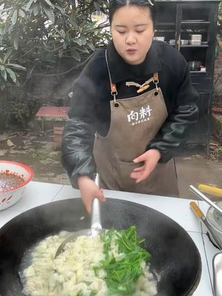 胖妹用小面调料煮了一大锅麻辣鲜香的抄手,真的太香了!你们能吃几碗?#抄手 #美食