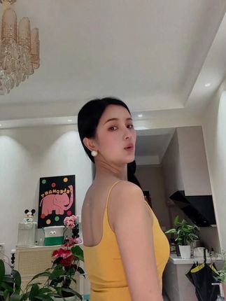 富贵包艾草贴里面是艾叶、肉桂、丹参、生姜等16种草本成分,每次敷完都感觉脖子、肩颈这一块都特别的舒展,它还是特别符合人体设计的。