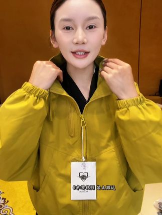#藏族姑娘 #休闲穿搭 #短款外套 #休闲冲锋衣 #冲锋衣