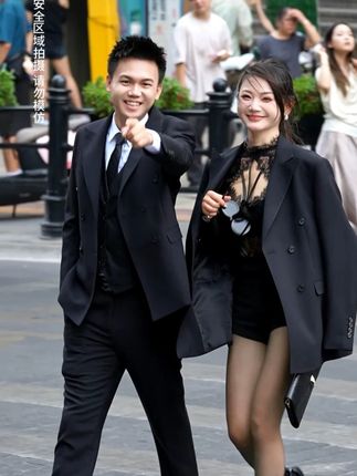 今天去观音桥拍视频,遇到了好多粉丝呀!姐妹们你们觉得那一套更好看!#唐小鱼 #随色胶原蛋白水乳套盒 #水乳套盒