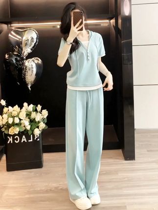 清新又舒适!浅蓝上衣阔腿裤套装超赞 宝子们,这套浅蓝上衣搭配阔腿裤的套装太有清新舒适感啦~柔和的浅蓝色调,自带清爽雅致的气质,上衣简约大方,阔腿裤版型宽松自在还能修饰腿型,轻松打造出清新舒适的造型。日常出门逛街、居家休闲,或者进行轻松的活动,穿这套都超合适,搭配白色鞋子,清新又自在,谁穿谁是舒适达人~#谁穿谁好看 #面料柔软舒适 #显瘦穿搭 #套装 #休闲减龄穿搭
