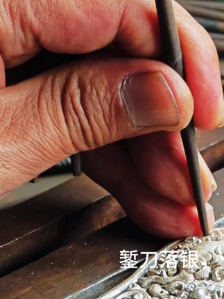 一枚手镯,纳尽八宝吉祥,是工艺的传承,更是文化的镌刻。#首饰 #原创珠宝设计 #手工打造 #手工银