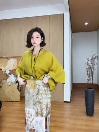 小众老钱风短袖七分袖衬衫 自带松弛贵气感!这件小众老钱风衬衫太绝了~ 短袖+七分袖设计,利落不拖沓,兼顾清爽与格调。精选挺括面料,上身有型不软塌,自带复古滤镜。低饱和莫兰迪色系高级耐看,暗纹提花暗藏细节,低调中透着精致。搭西裤通勤显贵,配牛仔裤休闲慵懒,轻松穿出毫不费力的豪门氛围感。  #老钱风穿搭  #小众衬衫  #复古高级感