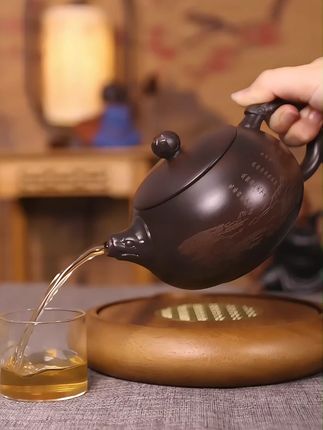 西施壶易得,凤鸣者难求,这把迎客松西施凤鸣壶,身圆如月,浮雕迎客松下,一脉青峰入面来,紫陶温润,托起半卷诗情,450毫升的乾坤里,藏了茶烟几缕,龙珠为钮,垂耳听风,握之如执君子之礼,沸水初倾,松声隐隐,竟似凤鸣于谷,此壶非器,是茶人案头一段未写完的山水绝句#紫陶壶#紫陶#茶器之美