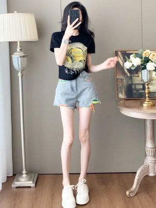 短途旅行穿这套,舒适又上镜🌿 印花 T 呼应旅途,彩边短裤行动方便,简约搭配不踩雷,不管是逛小镇、看风景,都能融入环境,旅行穿搭省心选~#显瘦穿搭 #夏季新款 #显高显瘦显腿长 #套装 #ootd穿搭
