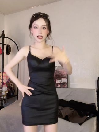 运补6-8r 气质高级感女装连衣裙御姐吊带收腰褶皱内搭小黑裙 #高级感吊带裙显瘦 #吊带小黑裙 #修身收腰显瘦 #内搭外穿都好看 #气质时尚减龄套装