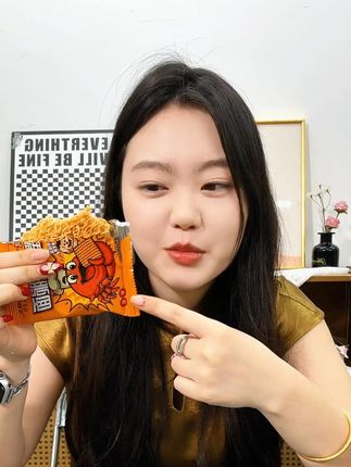 满满蟹黄味干吃面真香 一口沦陷!蟹黄脆面神仙口感,嗦到舔手指 #干脆面 #追剧小零食 #零食推荐 #好吃到停不下来