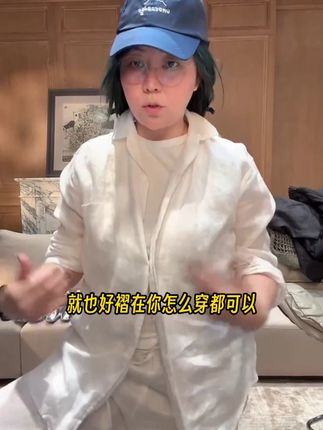 🌊COCOLINDA | 威尼斯亚麻长袖衬衫太有度假感了!亚麻面料透气舒适,长袖设计防晒又遮阳,威尼斯风格印花超有异域风情☀️ 版型宽松不挑人,搭短裤是海边度假风,搭长裤是日常休闲风。面料越穿越柔软,夏天穿不闷汗,春秋穿也合适,拍照超出片,穿上仿佛置身威尼斯小镇~#衬衫 #百搭 #减龄 #青春 #衬衫穿搭