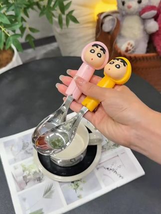 这多巴胺蜡笔小新勺也太可爱了 ,手感质感都好的不得了 有了这勺,娃吃饭都变得主动了 #宝妈推荐 #儿童勺 #勺子 #蜡笔小新