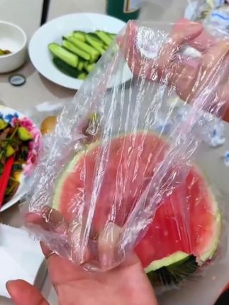 吃不完的剩菜剩饭用这个#保鲜膜套 好放冰箱保鲜不会串味还卫生,一拉一套很方便 #一次性保鲜膜套#厨房好物