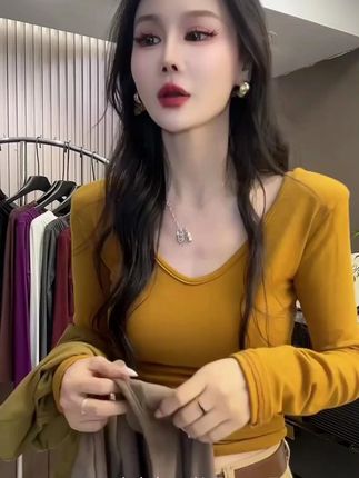 #简约风穿搭真是yyds #谁穿谁好看不分年龄段 #日常穿搭分享 #修身显瘦不臃肿 #基础百搭打底衫