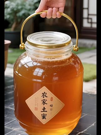农家土蜂蜜。蜂蜜百香果汁的美味吃法。 把百香果切开,挖出果肉放进杯子,浇上几勺农家土蜂蜜,用温水一冲,搅拌开。蜂蜜的醇厚甜香,和百香果的酸甜果香瞬间交融,每一口都能喝到果肉的细腻,还有蜂蜜带来的温润,清爽又解腻,简单一调,就是夏日特饮~#蜂蜜 #土蜂蜜 #农家土蜂蜜 #美味 #家庭常备