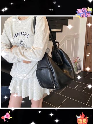 想找一款能搭所有衣服的包?这款新款多用包绝了!单肩、斜挎、双肩三用切换,大容量能装电脑 + 化妆品,皮质软却挺括,气质休闲风,通勤、出游背都合适#新款多用背包 #大容量百搭背包 #单肩斜挎双肩包 #气质实用女包 #休闲潮款大包