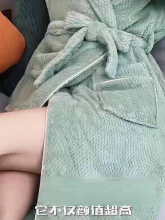 咱们家这个真的特别的柔软又保暖, 而且面料也是非常的吸水, 身上有点像小水钻, 瞬间就被吸干了。 我是一米64的身高, 刚好穿到我小腿肚的位置, 非常的实穿 #睡衣 #居家好物   #好物种草  #回购率超高  #好物推荐