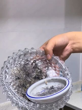 家里经常来客人的,一定要备一些这种一次性烟灰缸 #一次性烟灰缸 #灭烟沙 #好物推荐 #种草 #测评