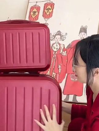 结婚行李箱红色订婚陪嫁箱女新娘婚礼拉杆箱密码嫁妆箱子结实耐用 #备婚日常# 陪嫁用品 #行李箱# 女方陪嫁 #备婚攻略