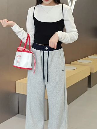 宝妈快冲!这条女童针织棉卫裤真的赢麻了 软 fufu 的针织棉面料像云朵,贴身穿巨亲肤,秋冬穿暖乎乎还不闷汗;侧边刺绣 LOGO 超精致,不浮夸却显质感,比普通卫裤好看太多! 松紧腰 + 弹力裤脚超贴心,不勒小肚子还防灌风,宝贝跑跳蹲坐怎么动都自在~搭卫衣、毛衣都巨搭,上学、居家穿都合适,谁见了都夸会买😆! # 女童针织棉卫裤 #刺绣 LOGO 童装裤 #秋冬萌娃穿搭 #女童保暖长裤