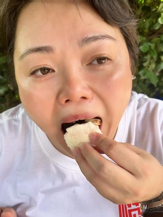 自己家炒制的沫合酱就是香 就这个酱你蘸个鞋底子都好吃!#沫合酱 #虾酱 #纳米虾酱 #青岛旅游 #崂味道王哥庄大馒头