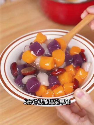 想吃芋圆,用它3分钟就搞定!煮出来的芋圆q弹软嫩,搭配水果或者红糖水,老人小孩都喜欢吃。Q弹软糯,口感细腻又清新。每一口都充满惊喜与舒适,喝完温暖又润泽!#芋圆 #芋圆水果捞 #甜品 #大人孩子都爱吃 #软糯香甜