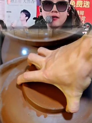 正宗老坛酸菜来活动啦!不是很咸的那种!口感是脆嫩爽口的!手工腌制保持了酸菜的原汁原味!拿来炒肉炒菜、做面、包饺子、做酸菜鱼炒大肠噶噶香!真的太下饭了!#酸菜#老坛酸菜#优质农产品#地方特色美食#木森