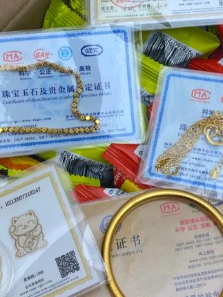 哈哈哈!余校长干脆面,箱箱有黄金!拆干脆面拆出了“财富彩蛋” #黄金 #余校长沙嗲干脆面 #开学季 #办公室零食 #开黄金
