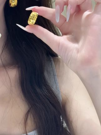 被同事追着问的足金斜纹耳扣!自带闪闪发光的小斜纹,真的太好看啦~(7105)#黄金首饰 #首饰分享 #足金999 #黄金耳环 #美开乐珠宝