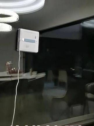 这个擦窗机器人,它采用双滚刷的设计, 只有双滚刷才能做到真正的干净,一边擦污渍,另一边同时往回吸脏东西,真正做到了一尘不留。而且机器人的核心在于它的稳定无刷电机,没有强烈的波动感,价格便宜,质量好。工厂直销生产厂家批发#擦窗机器人 #擦窗机器人测评 #擦窗机器人神器 #擦窗机器人怎么选 #擦窗机器人工厂