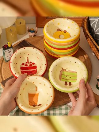 4个装釉下彩茶语甜心碟,为您的餐桌增添一抹诗意! 醋碟 酱油碟 调味碟 骨碟,一应俱全,让美味瞬间升级!  花生碟 辣椒碟,带您领略小吃的独特魅力! 原价X元,现价Y元,快来抢购吧!      ,,相关话题 ,1.餐桌美学,2.餐具搭配,3.美味的秘密武器,4.釉下彩工艺,5.花生辣椒美味探索 #平价好物 #好物推荐  #餐具 #超便宜超划算 #小碟子