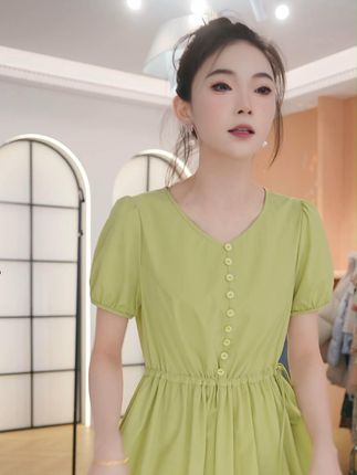 2025夏季新款女装连衣裙短袖轻奢时尚收腰中长款  #夏季新款#每日搭配分享👗时尚穿搭#连衣裙#穿出高级感#约会穿搭@DOU+上热门 @DOU+小助手