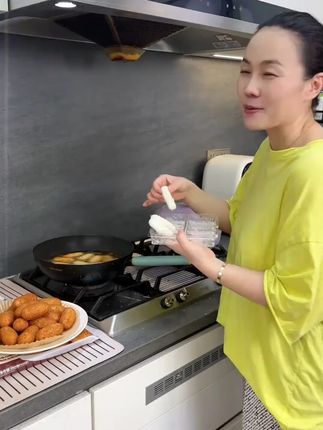 红糖糍粑,破价啦!外酥里糯,好吃不甜腻,小火油炸,大人小孩都 爱吃#妈呀太香了 #红糖糍粑 #哇又便宜又好吃