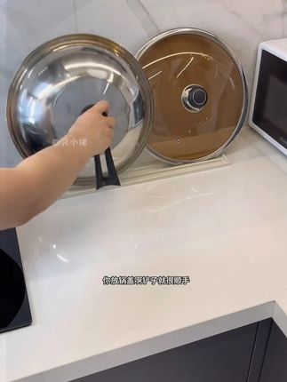 小户型厨房可以用这种防滑垫 厨房小,灶台面可以用这个#防滑垫 把锅盖菜板收纳上去 #锅盖收纳架 #厨房好物