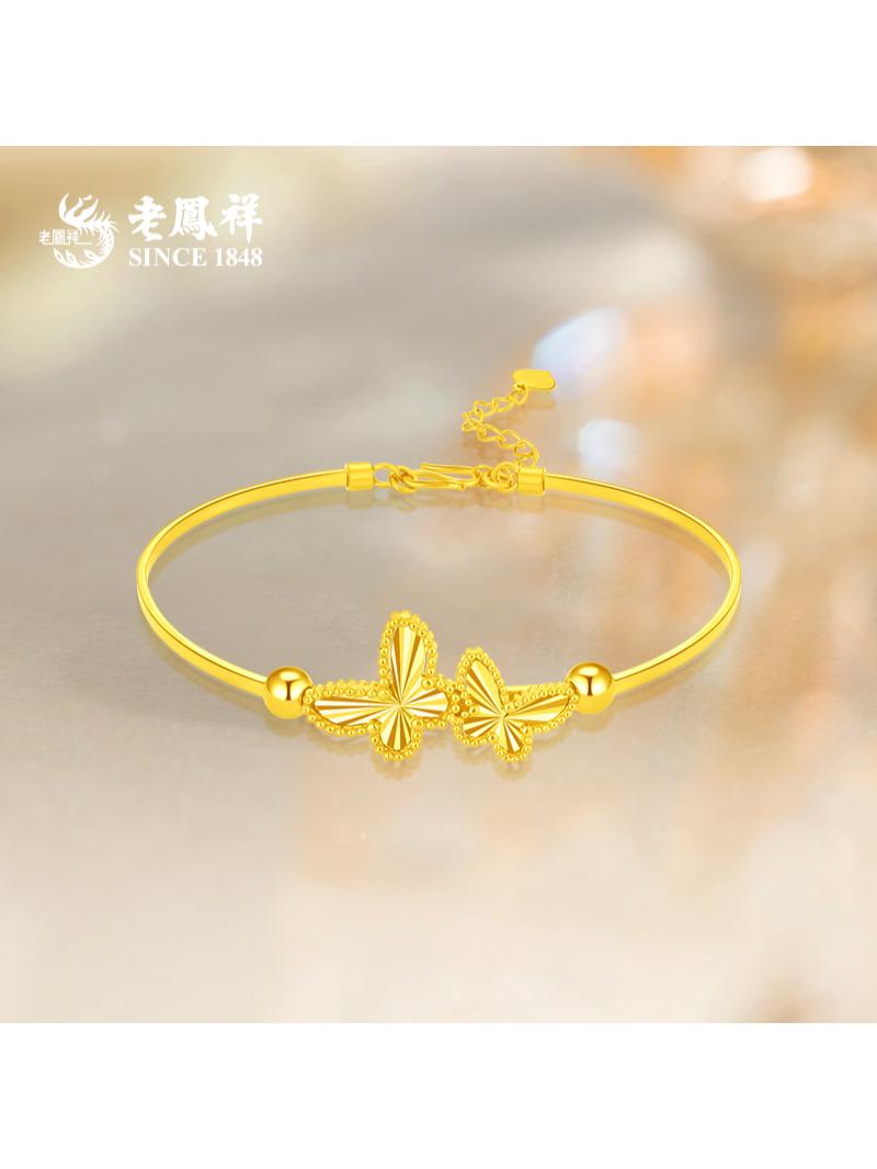 老鳯祥足金999镭射蝴蝶黄金手镯。✨花好月圆足金手镯太浪漫啦~🦋两只蝴蝶造型精致又灵动,像在腕间翩翩起舞~💫足金材质闪着温柔的光,寓意“伉俪情深,共度岁月”,不管是自己戴还是送爱人都超合适~🥰💖谁能拒绝这么美的手镯呀~💛 #黄金手镯素圈 #蝴蝶黄金手镯 #足金蝴蝶手镯 #手镯款式推荐 #足金9999手镯
