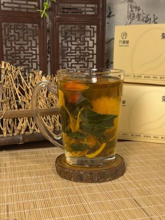 如果你平时工作压力,大还经常熬夜晚睡,那你一定要多喝菊花枸杞茶。它里面有菊花、枸杞、决明子、金银花、甘草,加上八十五度以上的热水,五分钟就可以入口了,每天一杯好喝又健康。#养生茶 #养生健康