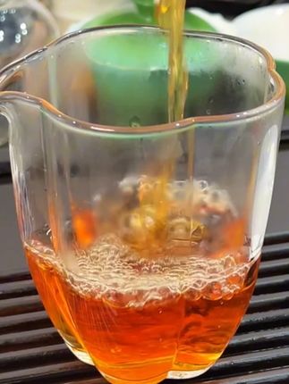 这盏玫瑰红茶适配日常:晨光泡饮启妥帖,办公啜饮驱倦意,小聚分茶享清欢,暑日冷泡消暑气,花香缠茶醇,藏尽四季温柔#今天你喝茶了吗 #召唤茶友 #花茶 #品茶静心 #茶友