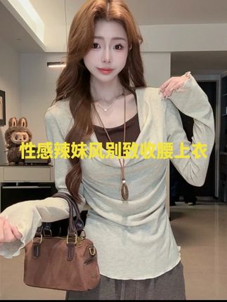 大码胖mm荡领设计感假两件长袖T恤女秋季性感辣妹风别致收腰上 这件衣服简直太美了,独特的荡领设计,让你瞬间变得与众不同,而且它还是假两件的样式,穿上后显得非常饱满,尤其适合在秋天的时候穿,美拉德色的出现更是增添了一抹靓丽的色彩,让你走到哪都是焦点!#洋气减龄#时尚穿搭#气质穿搭#高级感穿搭#ootd穿搭