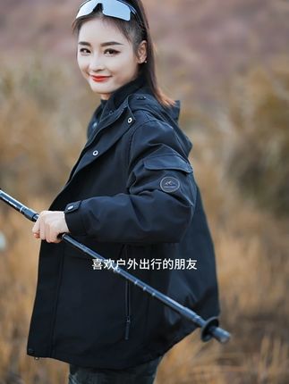 这款三合一的夹克具有防水、保暖等优点,它可以应对各种天气变化,可以抵御小雨,让身体保持暖和。 #夹克外套 #冲锋衣 #外套男 #户外休闲 #中老年穿搭