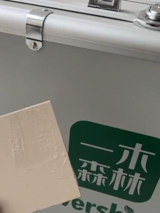 如果你还在用普通瓷砖填缝剂,赶紧停下来看看!那些普通的填缝剂 贴完没多久就开始发黑发霉,看着就让人心烦。而且遇到化学物质,还会被腐蚀,导致缝隙变大,脏东西全往里钻,清洁起来简直噩梦!别急,这款水性环氧彩砂,简直就是瓷砖填缝的终结者!它抗压耐磨,特别适合工业场所,贴完和瓷砖面完全平行,严丝合缝,根本看不出接缝!更厉害的是,它防化学腐蚀,性质稳定,不会因为时间久了就变黄变黑。防霉耐脏,污渍根本渗不进去,清洁起来省时省力。想要瓷砖长久亮丽,选它准没错!#瓷砖修复 #瓷砖填缝剂 #水性环氧彩砂 #水性环氧彩砂美缝 #水性环氧彩砂源头厂家