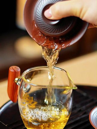 你的茶具会烫手吗?这款紫陶三材盖碗, 你的茶具会烫手吗?这款紫陶三材盖碗,通过古法跳刀工艺手制而成。它有加厚加宽的口沿,拿握舒适,不容易烫手,让泡茶变得简单流畅。其泥料取自云南紫陶天然淘泥,含铁量高,透气性佳,用它泡茶能够提升茶汤的香气和韵味,让茶更加香醇美味。外观经由古朴的跳刀工艺装点,突破了传统的单调呆板模样这紫陶茶具蕴含着深厚的东方文化韵味。赶紧安排起来吧!