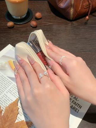 UNNY唇部精华真的是绝了,嘎嘎漂亮还能滋润嘴巴淡化唇纹 ,一涂就是水润嘟嘟的嘴巴子#小鱼海棠